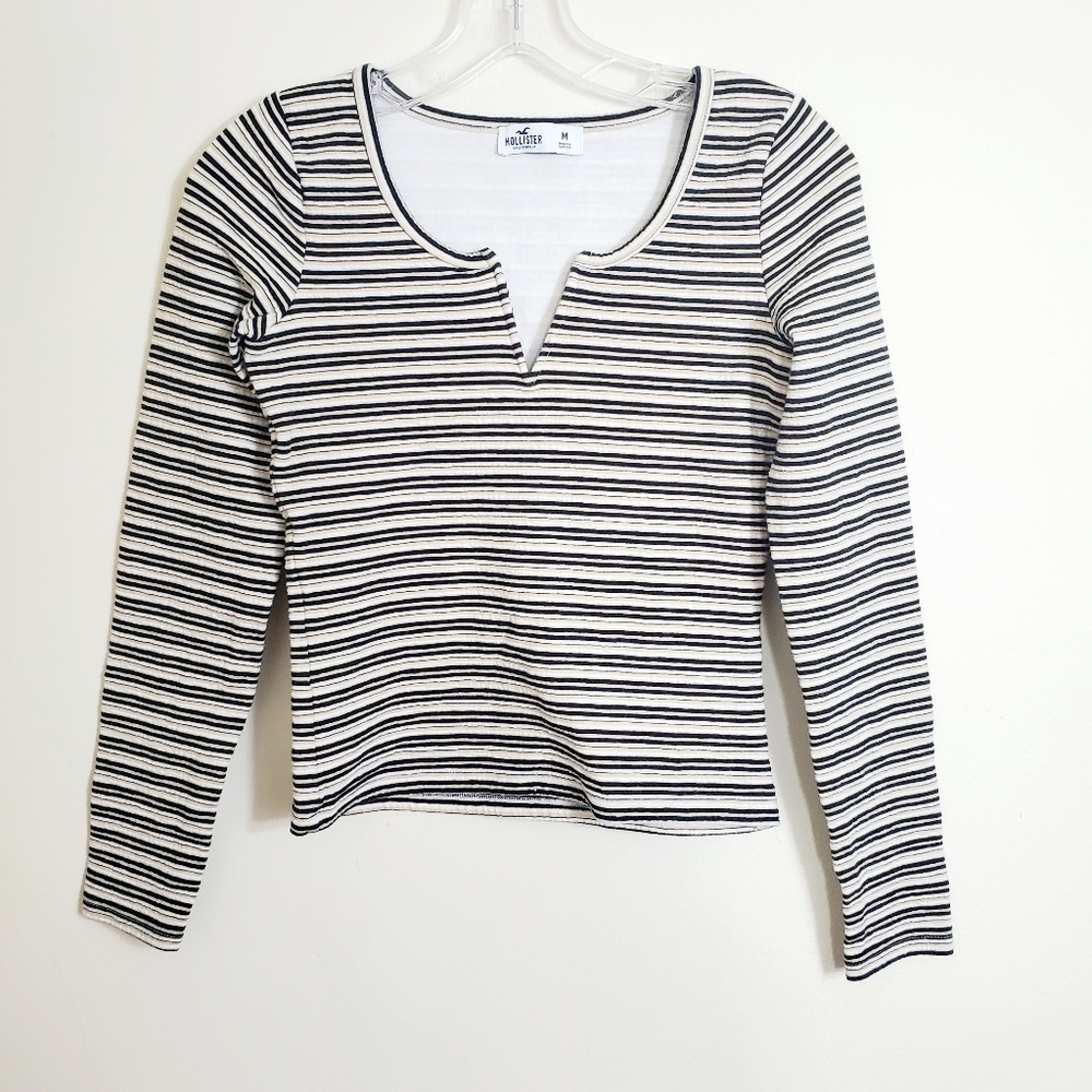 Hollister‎ V-Neck Long Sleeve Crop Top